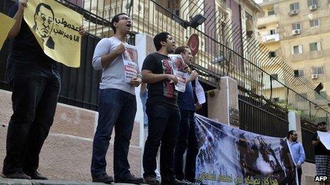 Egyptian activists and pro-government protesters demonstrate outside the Turkish embassy in Cairo (August 2013)
