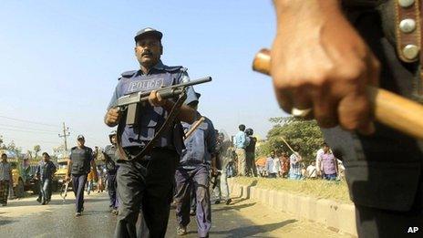 Police confront strikers in Dhaka (26 November 2013)