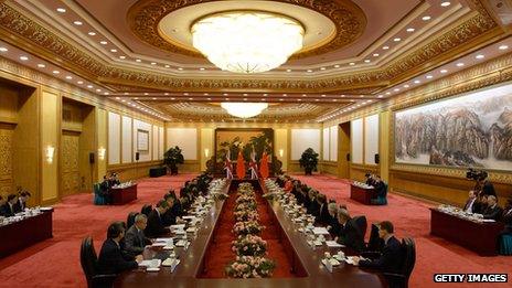 British Prime Minister David Cameron (R) and Chinese Premier Li Keqiang (L) attend a summit meeting at the Great Hall of the People
