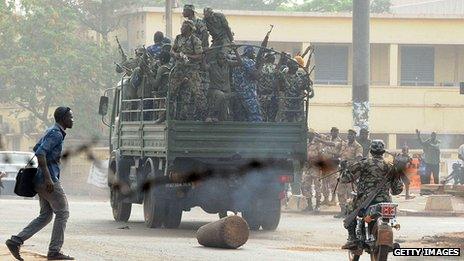 Mali investigators find mass grave in search for soldiers - BBC News