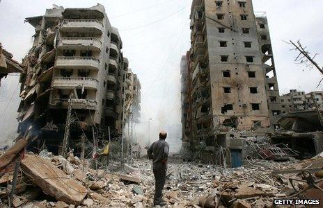 A man inspects the aftermath of Israeli bombardment of southern Beirut (21 July 2006)