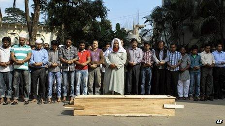 The funeral of a man who died after being injured by a petrol bomb thrown by opposition party activists in Dhaka (04 December 2013)