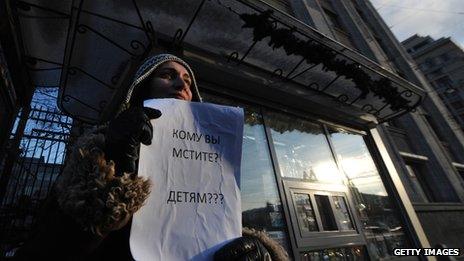 Protestor in Russia, holding a sign