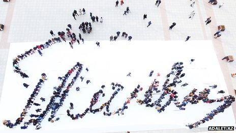 Azerbaijan: Flash mob forms president's signature - BBC News