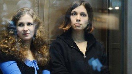 Maria Alyokhina and Nadezhda Tolokonnikova in court (10 Oct 2012)