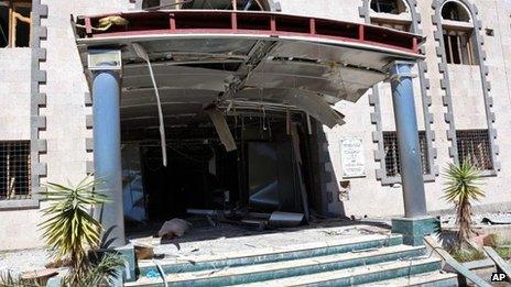 Damaged entrance to military hospital at Yemeni defence ministry complex in Sanaa (5 December 2013)