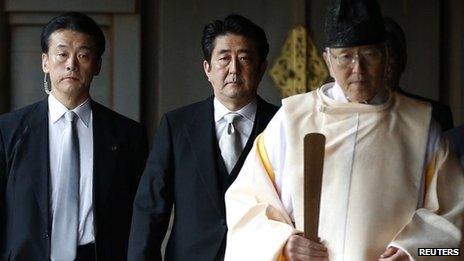 Премьер-министр Японии Синдзо Абэ (в центре) посещает храм Ясукуни. Фото: 26 декабря 2013 г.