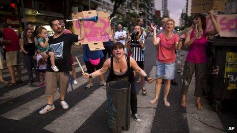 People that have been without electricity for almost two weeks protest by blocking an avenue in Buenos Aires on 26 December, 2013