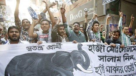 Supporters of Bangladeshi independent candidate Hazi Mohammad Salim shout slogans in Dhaka (January 2014)