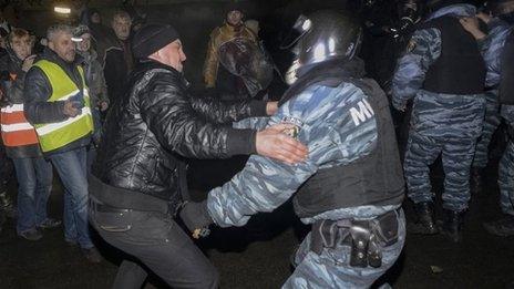 Opposition activist clashes with riot police during a rally near a court in Kiev (10 January 2014)