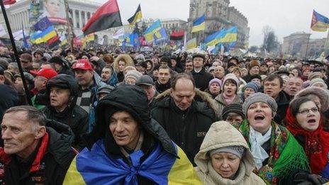 Protesters stage new pro-EU rally in Ukraine - BBC News
