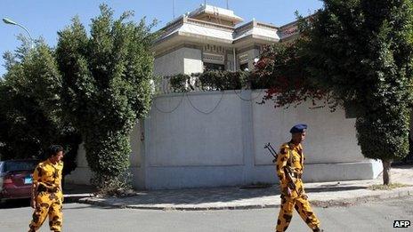 Yemeni soldiers stand guard outside Iran's embassy in Sanaa 18/01/2014