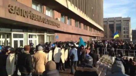 Protesters in the south-eastern Ukrainian city of Zaporizhzhya