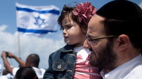 Israeli man with daughter at Israel independence day event in Tel Aviv (April 2013)