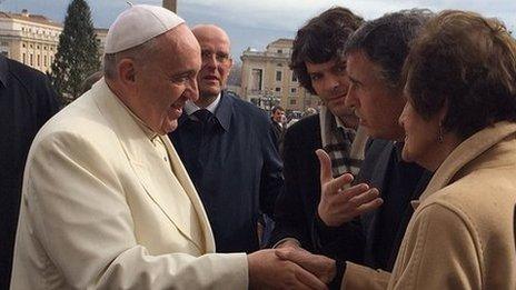 Папа Франциск встретился с Филоменой Ли (справа) и Стивом Куганом (второй справа)
