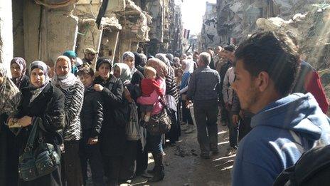 Queue for food in Yarmouk camp