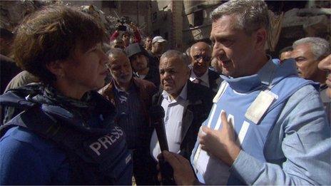 Filippo Grandi with Lyse Doucet in Yarmouk camp