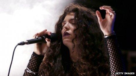 Lorde debut album Pure Heroine breaks one million sales - BBC News