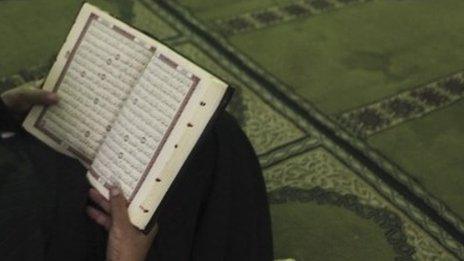 A man reads the Koran in Cairo, Egypt (29 October 2013)