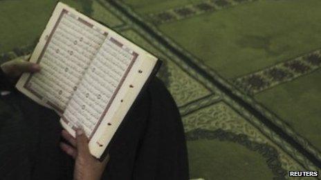 A man reads the Koran in Cairo, Egypt (29 October 2013)