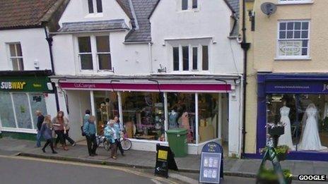 Wells charity shop volunteers find £1,000 among items - BBC News