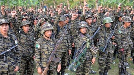 Moro Islamic Liberation Front (MILF) rebels in the town of Sultan Kudarat in southern island of Mindanao (27 March 2014)
