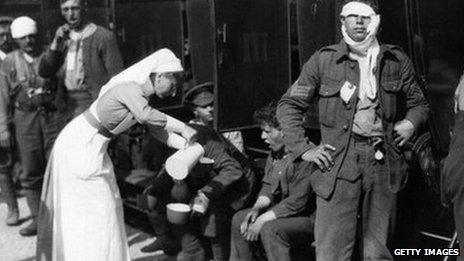 Nurse treats soldiers in World War One