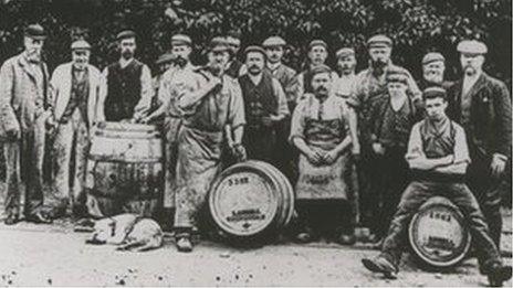 Gweithwyr ym mragdy Lassell a Sharman, Caergwrle