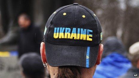 Man wearing Ukraine cap in Luhansk