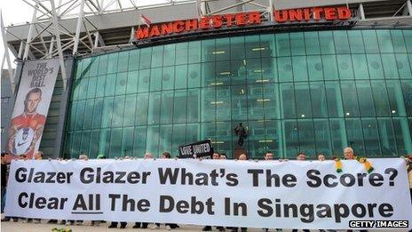 Группа фанатов «Манчестер Юнайтед» протестует у клуба