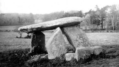 Ancient monument Carwynnen Quoit rebuilding starts - BBC News