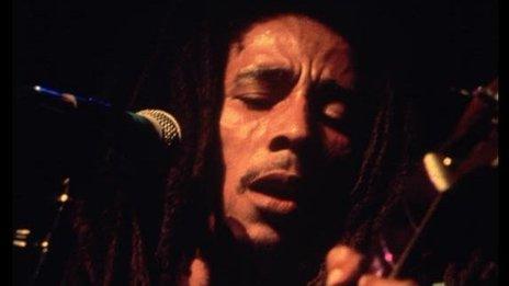 Bob Marley playing the guitar, 01/01/1977