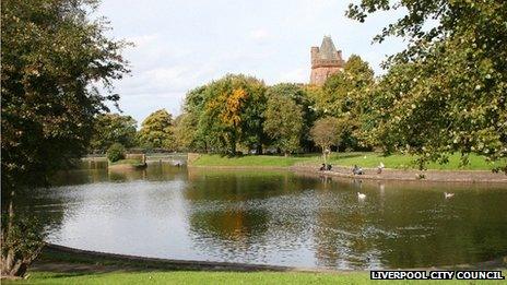 Blue-green algae at Newsham Park stops lake activities - BBC News