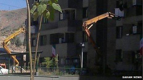 Полиция проверяет балконы на предмет спутниковых антенн в Мешхеде