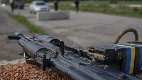 A weapon and magazines loaded with bullets are pictured at a position where Ukrainian soldiers are standing guard near the eastern Ukrainian city of Konstantinov (10 July 2014)