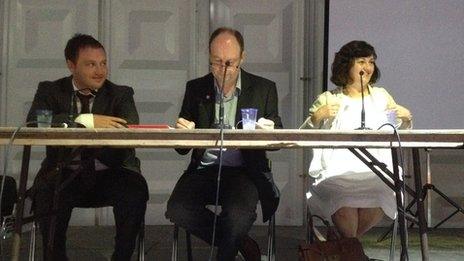 O'r chwith i'r dde: Calum Higgins, Cefin Campbell, Heather Lewis