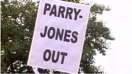 Protest gweithwyr Cyngor Sir Benfro