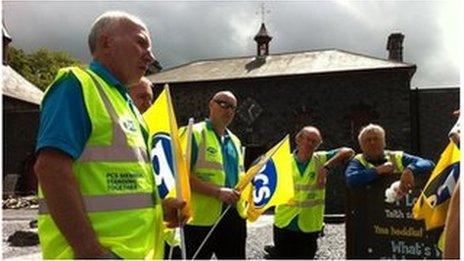 Gweithwyr ar streic yn Amgueddfa Lechi Cymru, Llanberis.