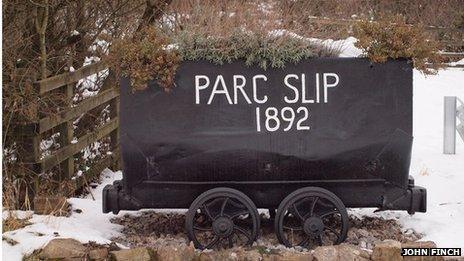 Mae'r tram yma i'w weld ym Mharc Slip sydd bellach yn warchodfa natur