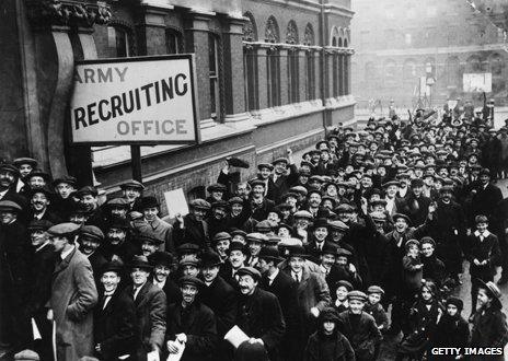 Men crowd outside army recruiting office, 1915