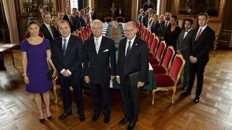 Sweden's new government poses together with front from left, Crown Princess Victoria, Prime Minister Stefan Lofven, King Carl Gustaf and parliament Speaker Urban Ahlin during a cabinet meeting at the Royal Palace in Stockholm (2 October 2014)