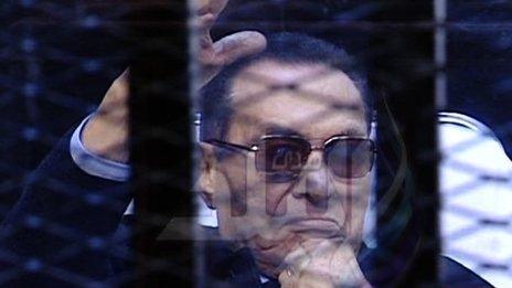 Hosni Mubarak sits in the defendant cage during his trial (29 November 2014)