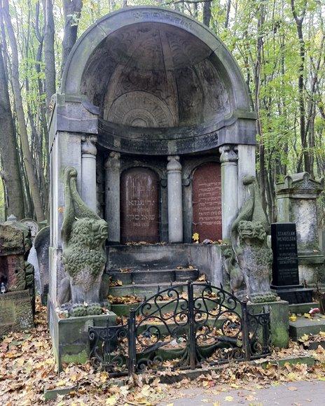 The tomb of Yiddish writer Yitskhok Leybush Peretz in Warsaw's Jewish cemetery