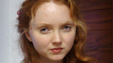 Lily Cole challenges MPs on illiteracy - BBC News