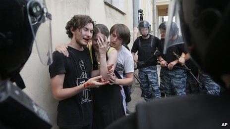 St Petersburg police guard gay rights activists who were attacked in street, 29 Jun 13