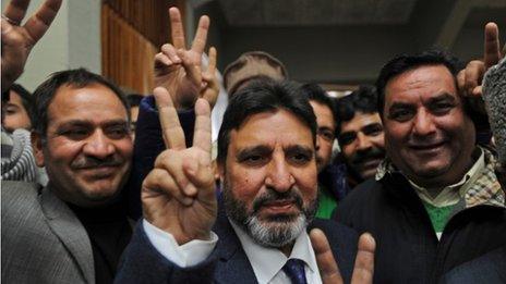 Peoples Democratic Party (PDP) candidate Altaf Bukhari (centre) celebrates in Srinagar after defeating BJP candidate Hina Bhat in the state assembly elections (23 December 2014)