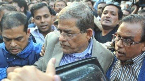 Fakhrul Islam Alamgir (centre), secretary general of the Bangladesh Nationalist Party (BNP), is escorted following his arrest in Dhaka (06 January 2015)