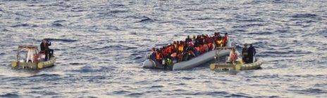 Italian rescue teams approach migrants off the Libyan coast - 4 December 2014