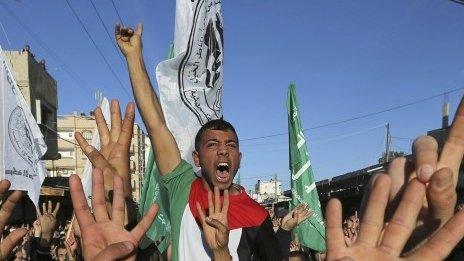 Palestinians demonstrate against the decision of an Egyptian court to list Hamas's armed wing as a terrorist organisation (05 February 2015)