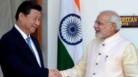 Indian Prime Minister Narendra Modi (right) shakes hands with Chinese President Xi Jinping during a meeting in New Delhi (18 September 2014)